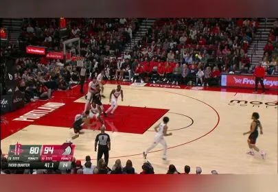 一脚油门踩到底 杰克逊直突内线一条龙挑篮